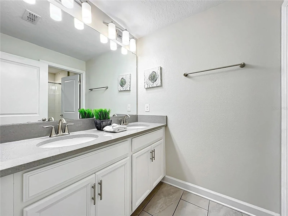 Stunning 4Bd w Pool Storey Lake 5019