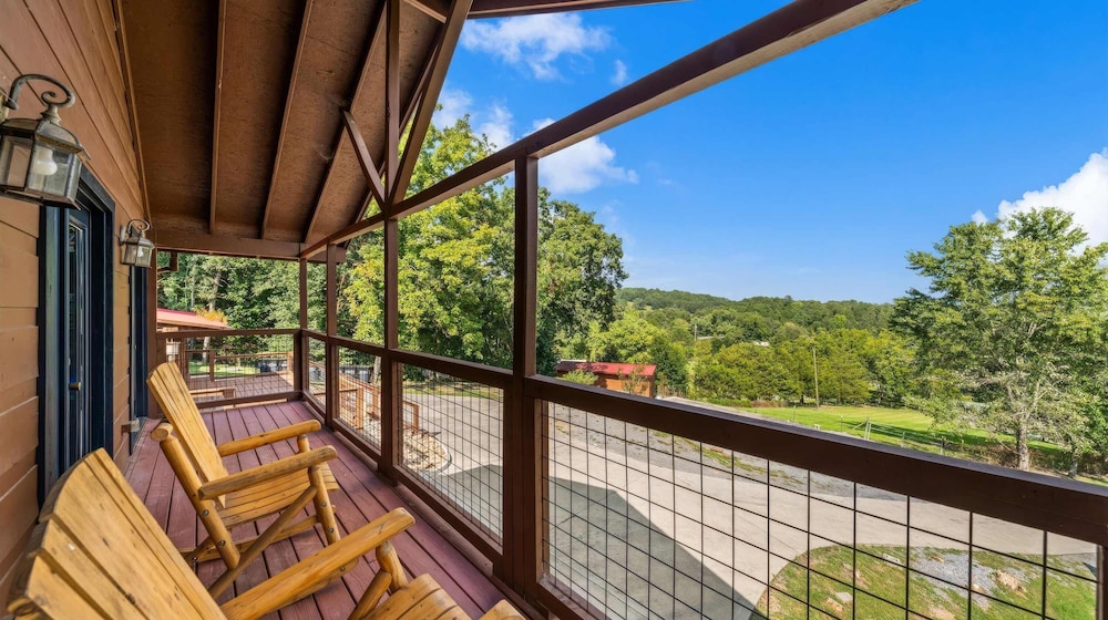 Luxury Cabin With Mountain Views Pigeon Forge