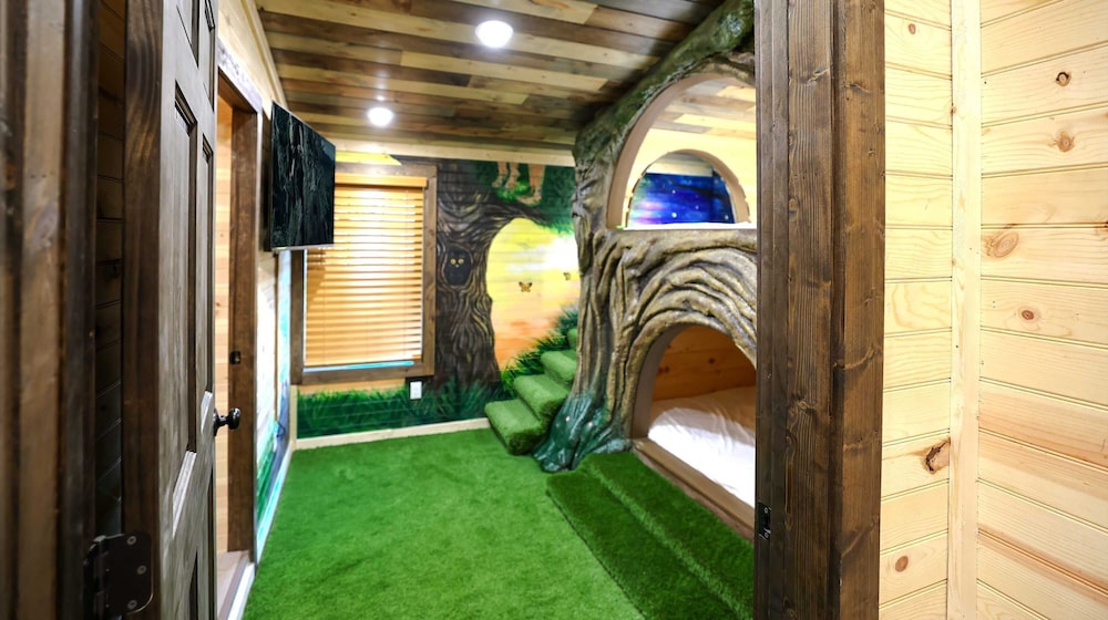 Gandalf s Getaway Indoor Pool Theater Arcade Firepit Book Now