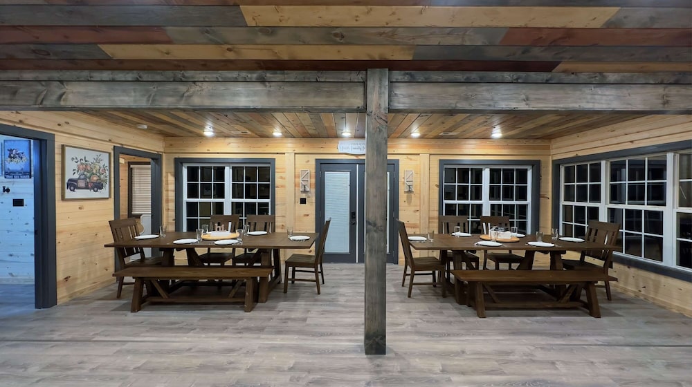 Luxury Poolside Cabin in Sevierville