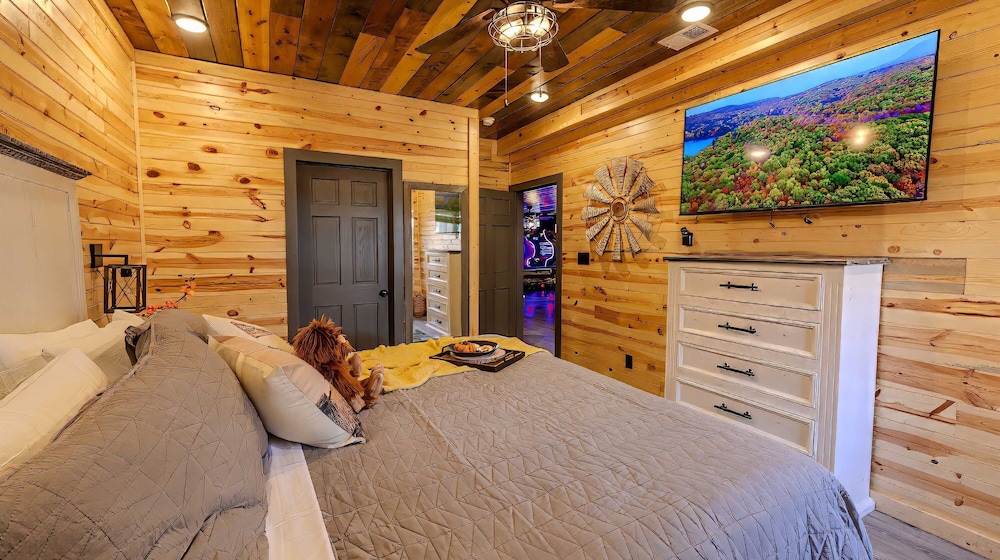 Bigfoot Bunkhouse Pool Views Theater Arcade Firepit Book Now