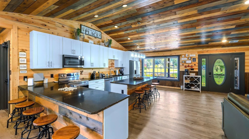 Luxury Poolside Cabin in Sevierville