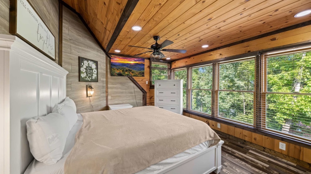 Luxury Cabin With Mountain Views Pigeon Forge