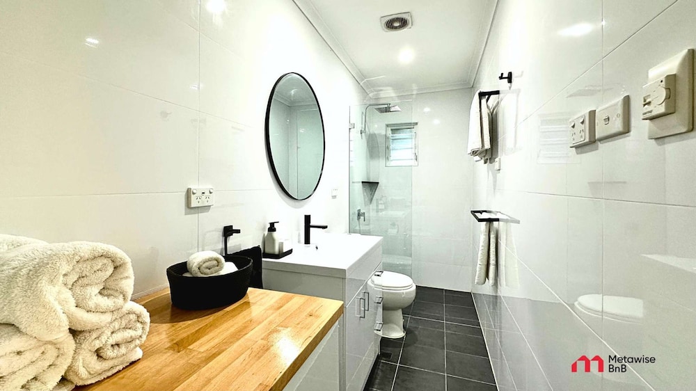 Metawisebnb 2BR Industrial Charm in Petersham