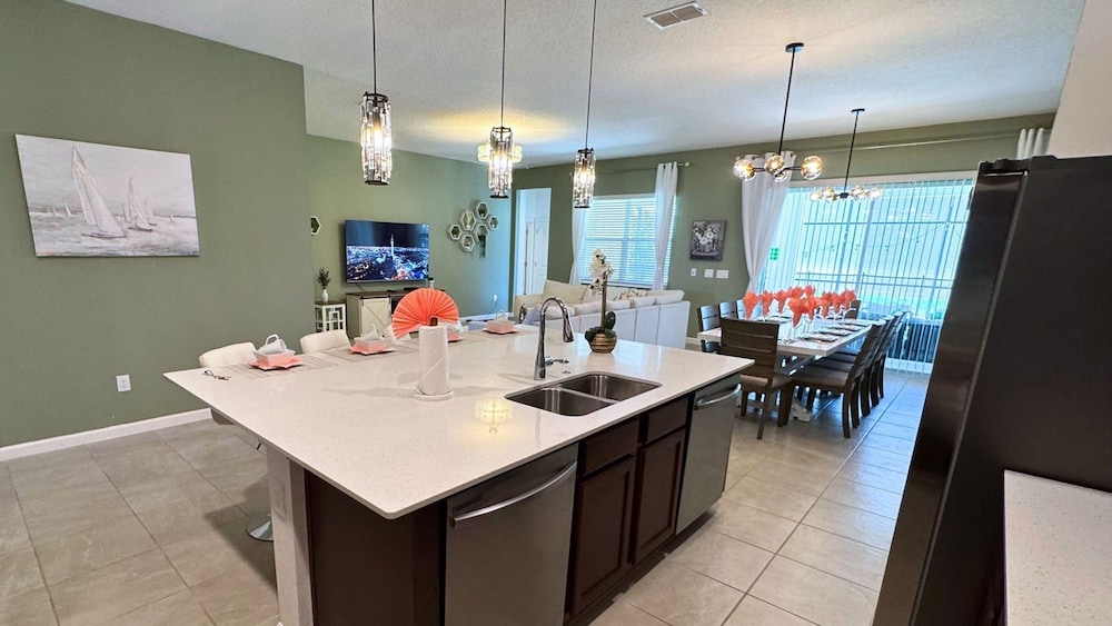 Family Friendly 12bd w Jacuzzi Veranda Palms 4401