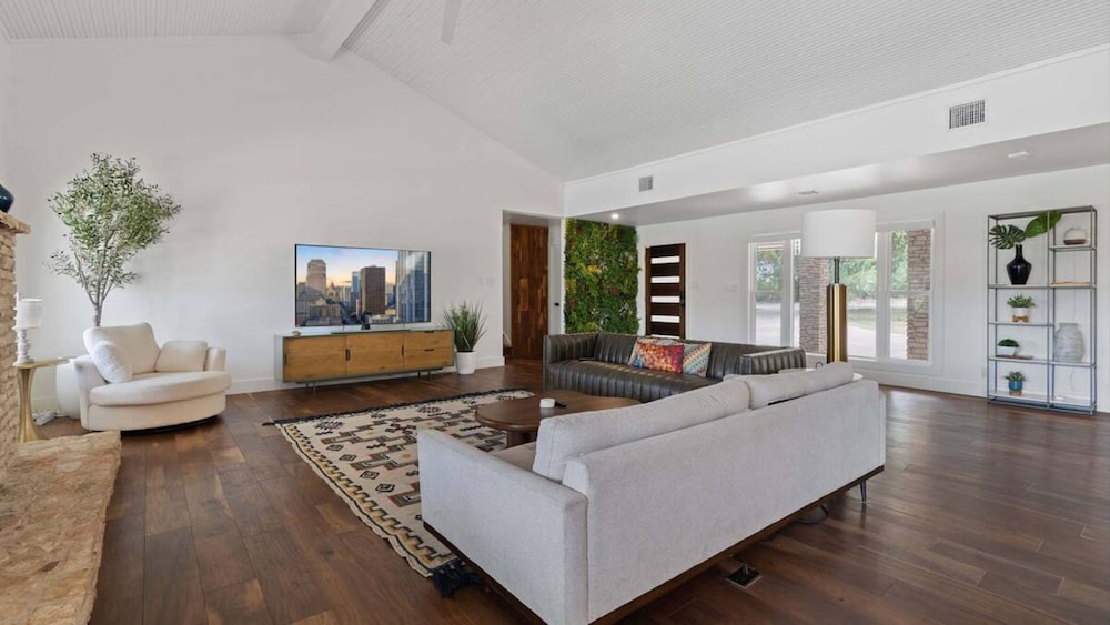 Luxurious Modern Retreat With Private Pool Patio