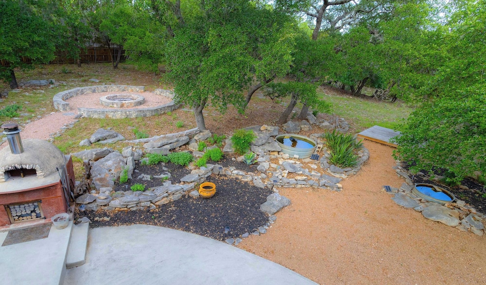Willie's Hill Country Hideaway - Stay for 8 With Hot Tub & Fire Pit
