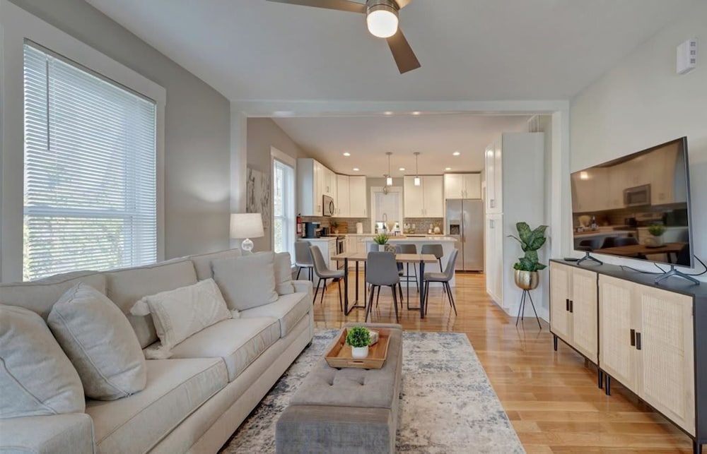 Bloomington Vacations - Fall Festivities - 4BR Home by IU Stadium Bloomington Bliss - Property Image 2