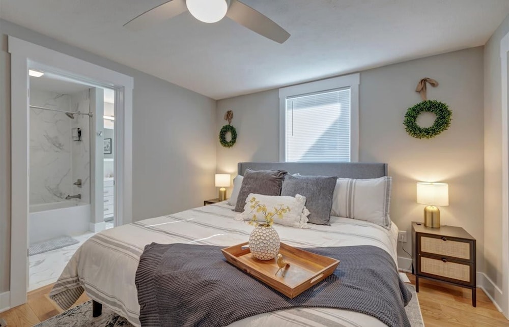 Bloomington Vacations - Fall Festivities - 4BR Home by IU Stadium Bloomington Bliss - Property Image 3