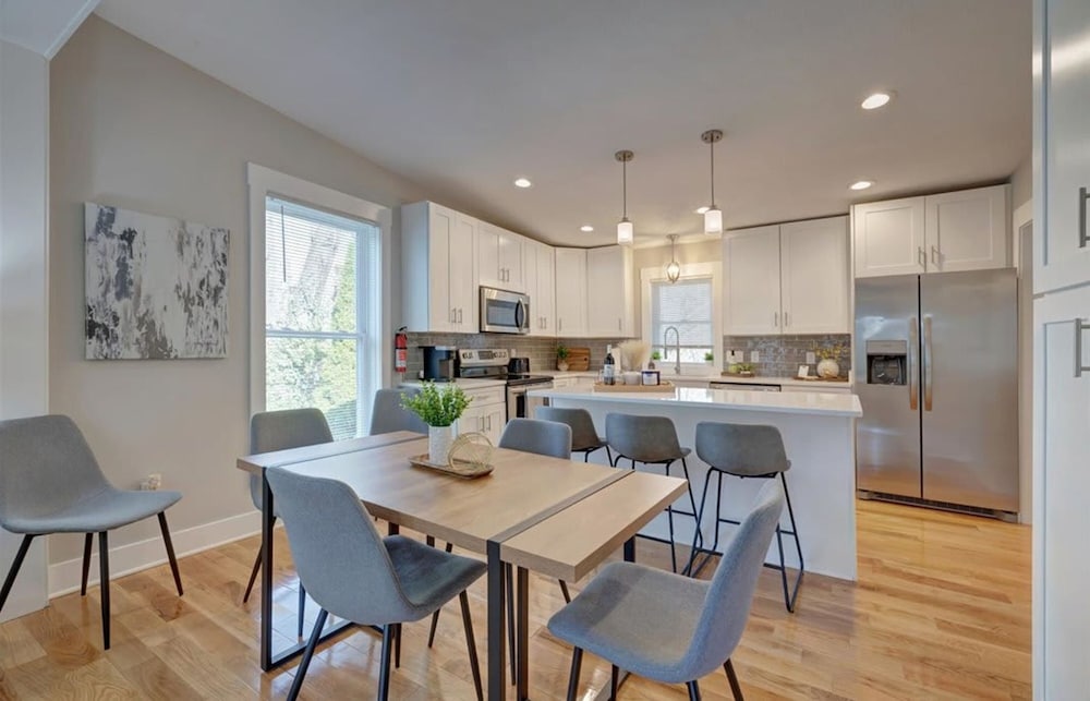 Bloomington Vacations - Fall Festivities - 4BR Home by IU Stadium Bloomington Bliss - Property Image 5