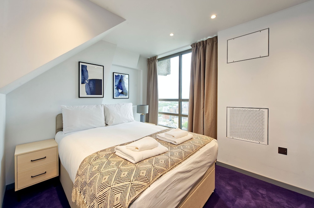 Elegant Two-bedroom Apartment in Vibrant Poplar
