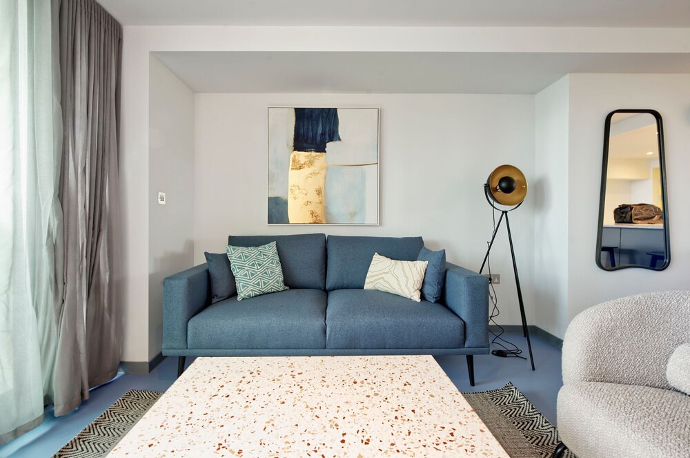 Luxuriant One-bedroom Poplar Apartment