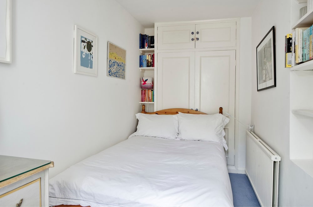 Lovely 2-bed Garden Flat in West Kensington