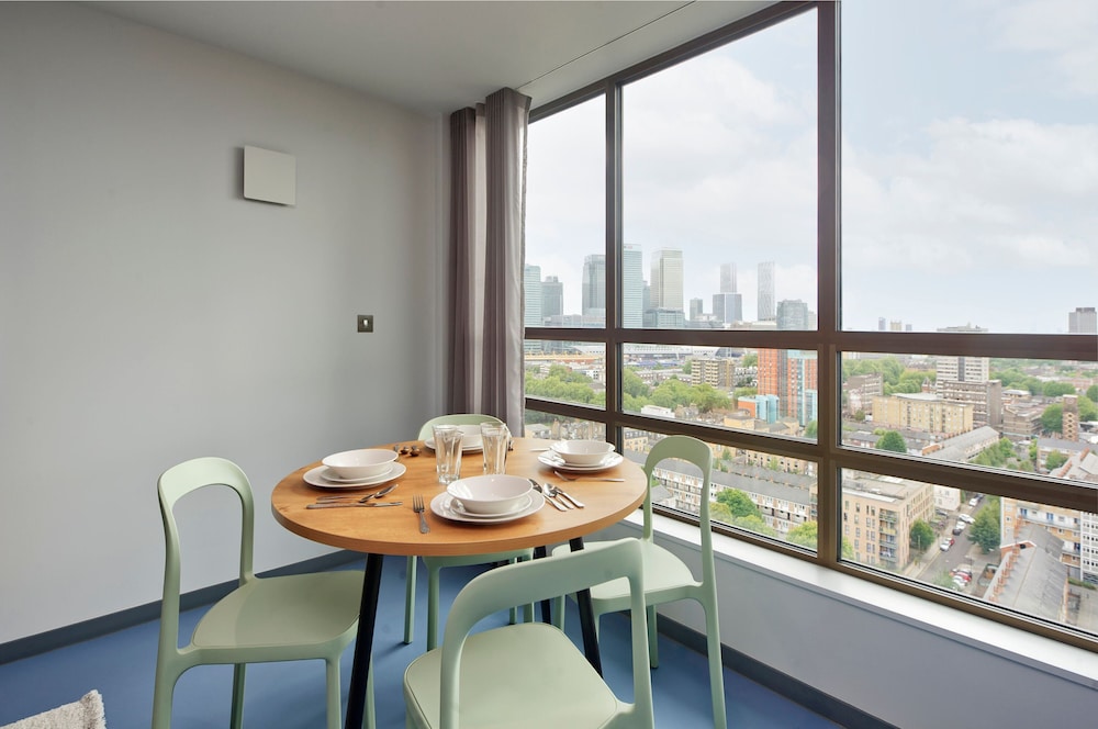 Luxury Two-bedroom Flat in East London s Poplar