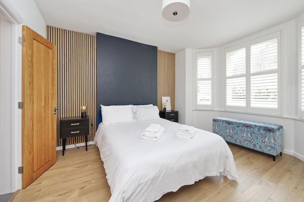 Beautiful Battersea Garden Flat by Underthedoormat