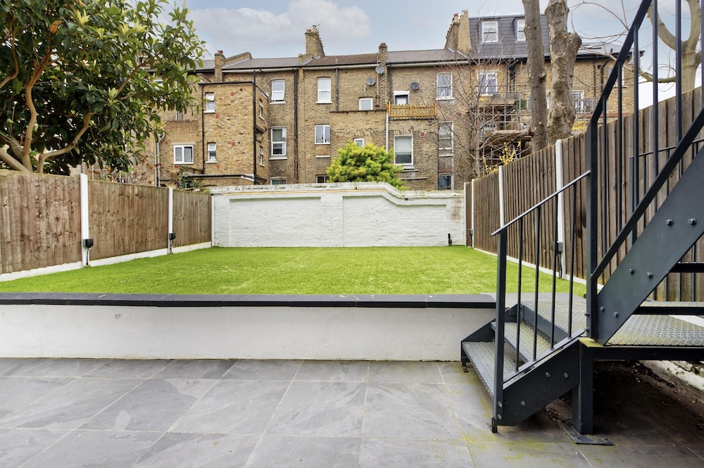 Beautiful Battersea Garden Flat by Underthedoormat