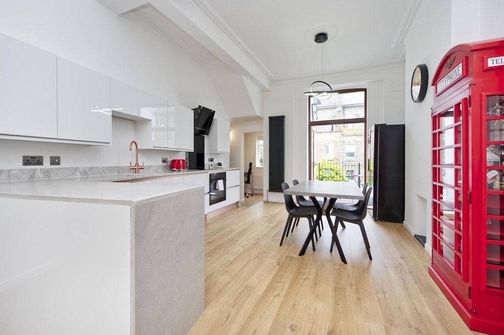 Beautiful Battersea Garden Flat by Underthedoormat