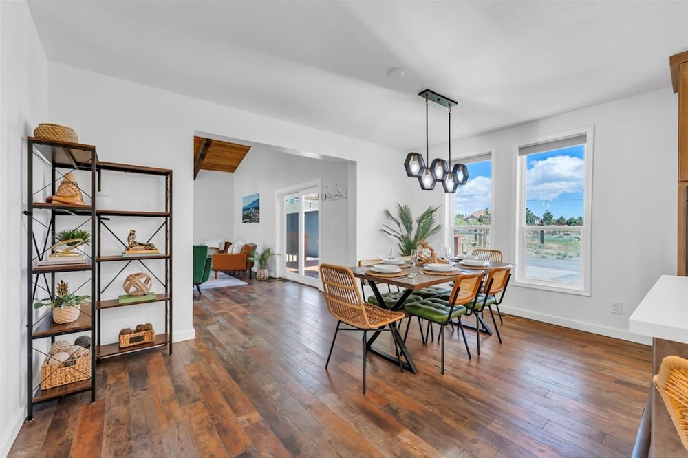 NEW Mountain View Retreat With Hot Tub and Mini Golf