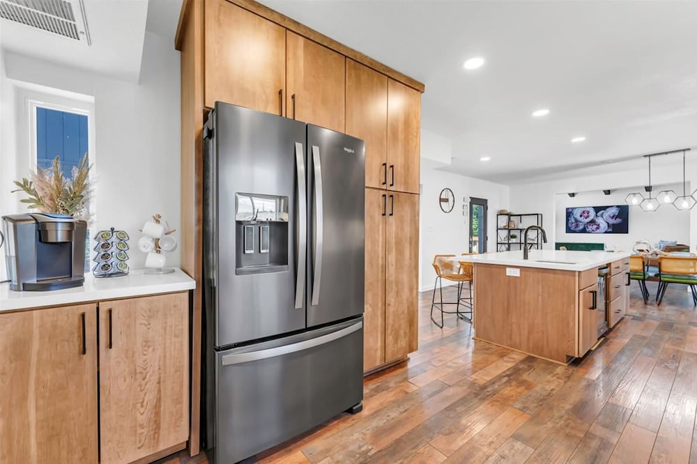 NEW Mountain View Retreat With Hot Tub and Mini Golf