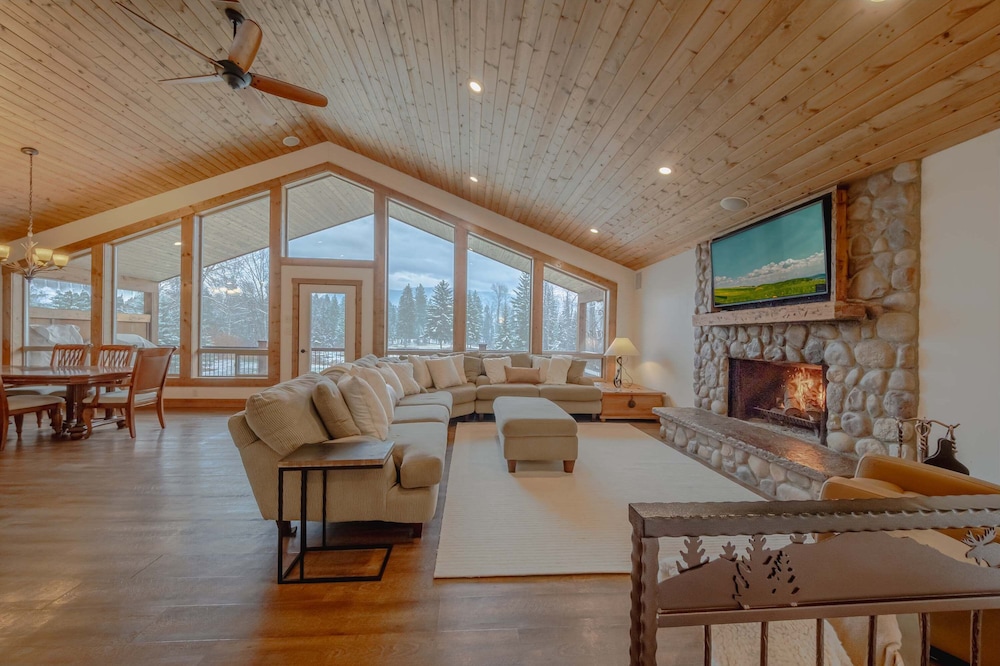 Flathead River Retreat For 15!