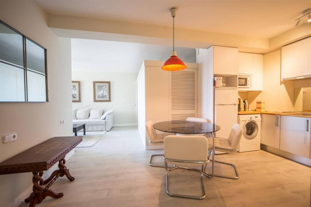Colon 902 in Madrid With 1 Bedrooms and 1 Bathrooms