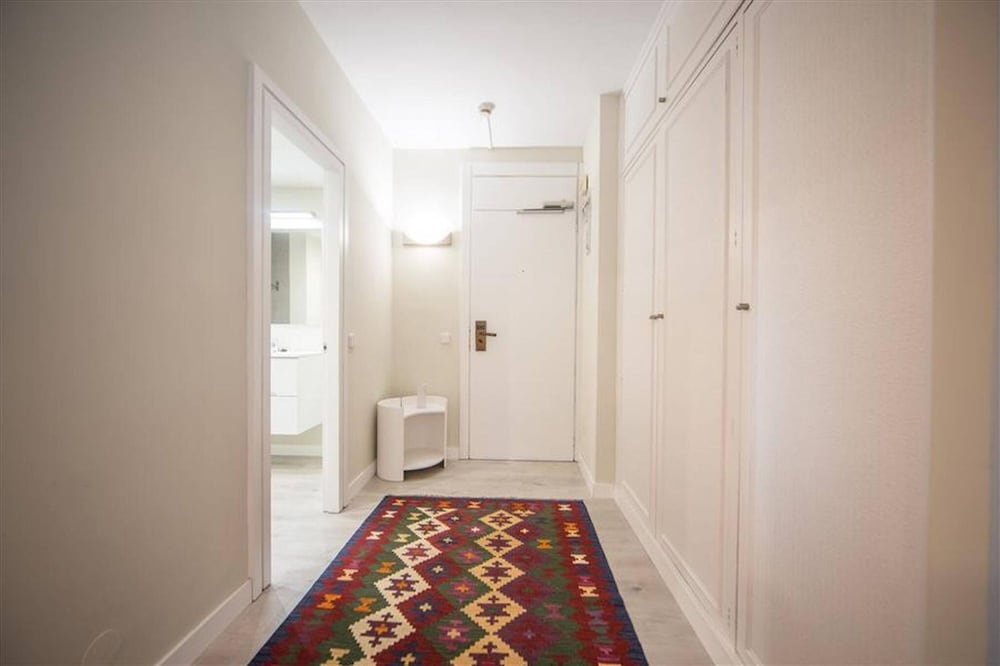 Colon 902 in Madrid With 1 Bedrooms and 1 Bathrooms