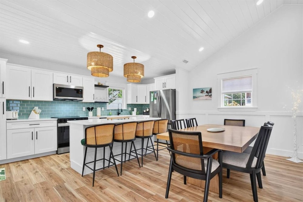 New Listing Lux Beach House Dog Friendly