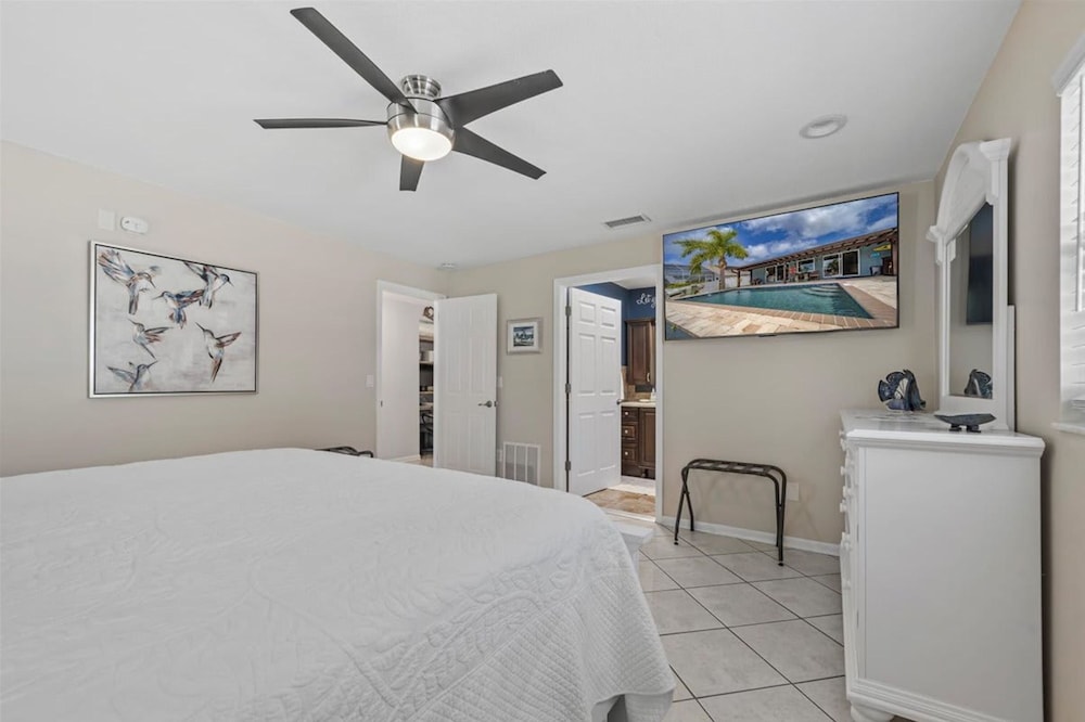 Waterfront Retreat With Pool Tiki Bar Boat Dock