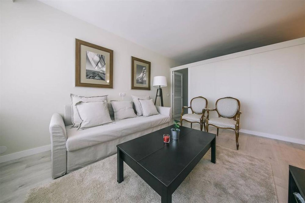 Colon 902 in Madrid With 1 Bedrooms and 1 Bathrooms