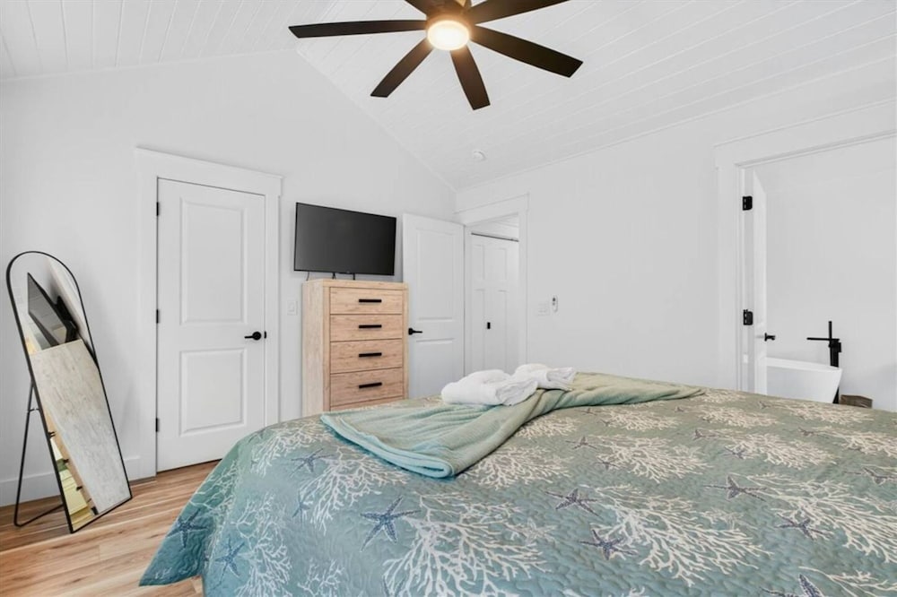 New Listing Lux Beach House Dog Friendly