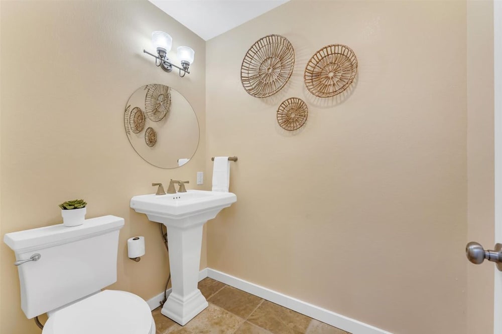 NEW Mountain View Retreat With Hot Tub and Mini Golf