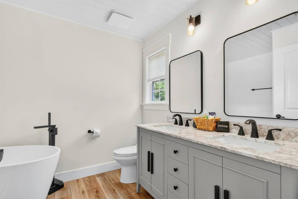 New Listing Lux Beach House Dog Friendly