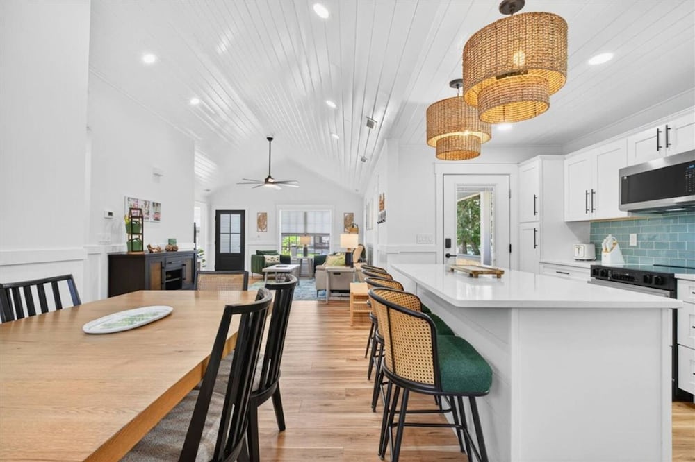 New Listing Lux Beach House Dog Friendly