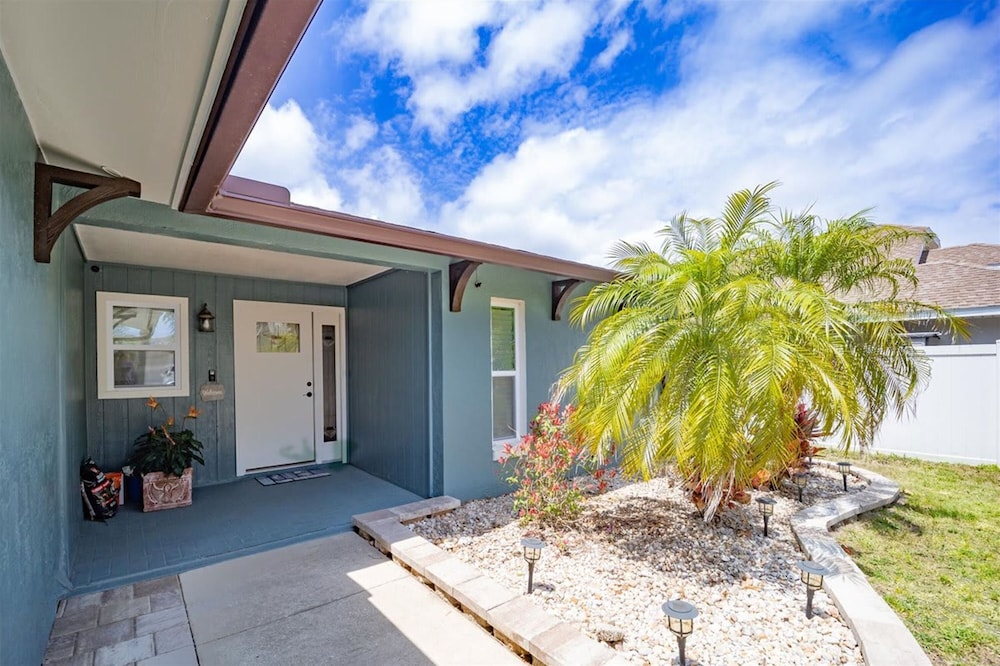 Waterfront Retreat With Pool Tiki Bar Boat Dock