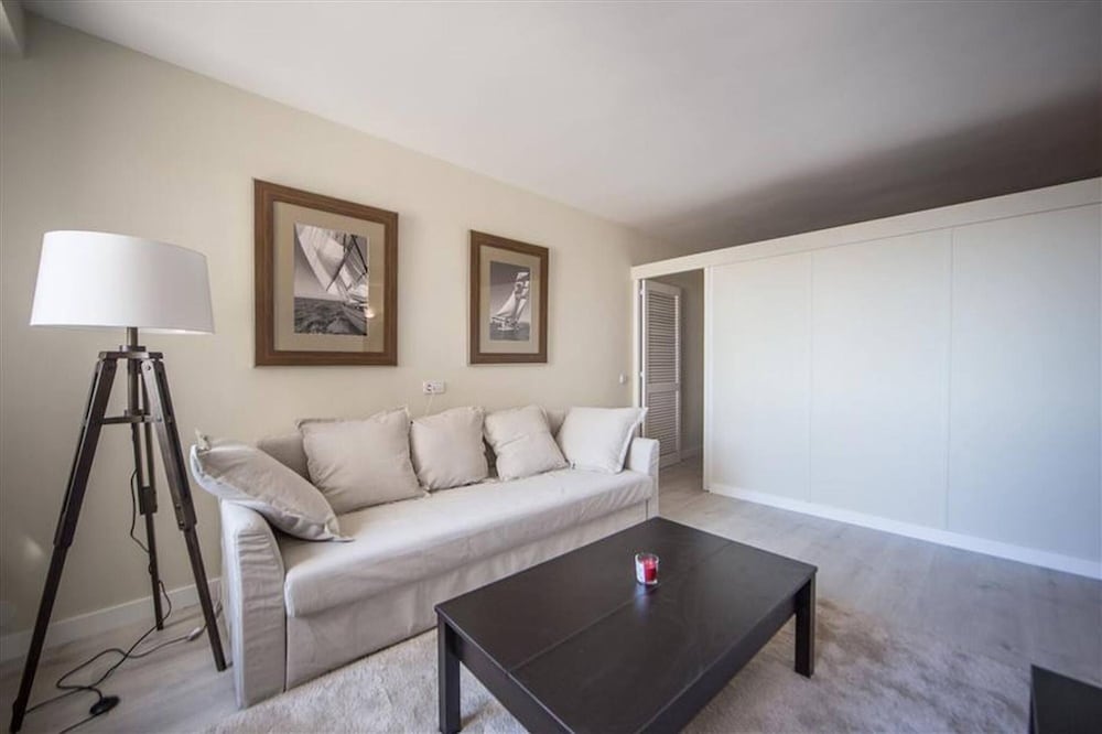 Colon 902 in Madrid With 1 Bedrooms and 1 Bathrooms