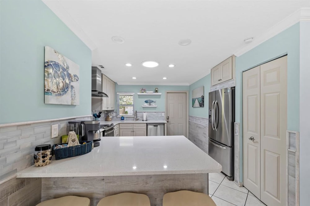Waterfront Retreat With Pool Tiki Bar Boat Dock