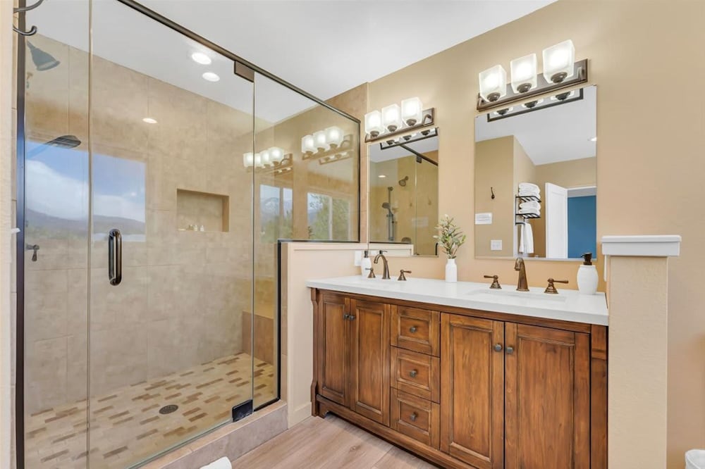 NEW Mountain View Retreat With Hot Tub and Mini Golf