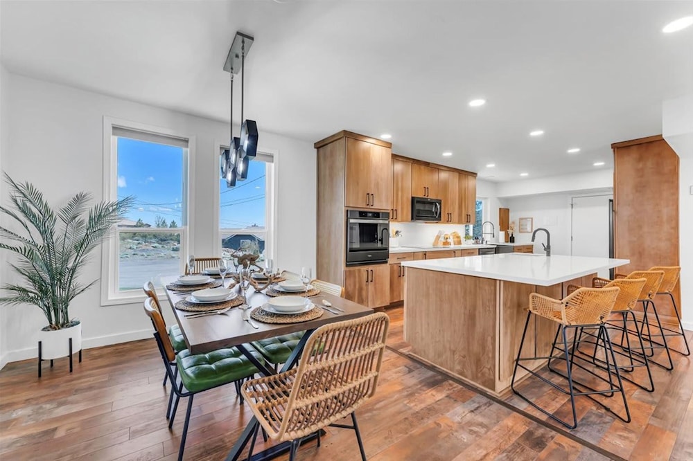 NEW Mountain View Retreat With Hot Tub and Mini Golf