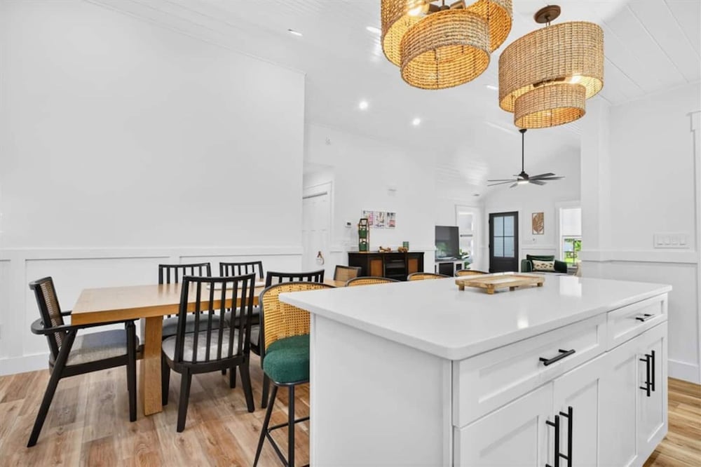 New Listing Lux Beach House Dog Friendly