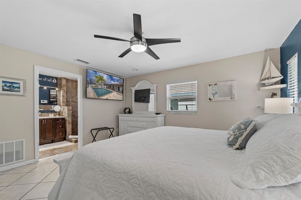 Waterfront Retreat With Pool Tiki Bar Boat Dock