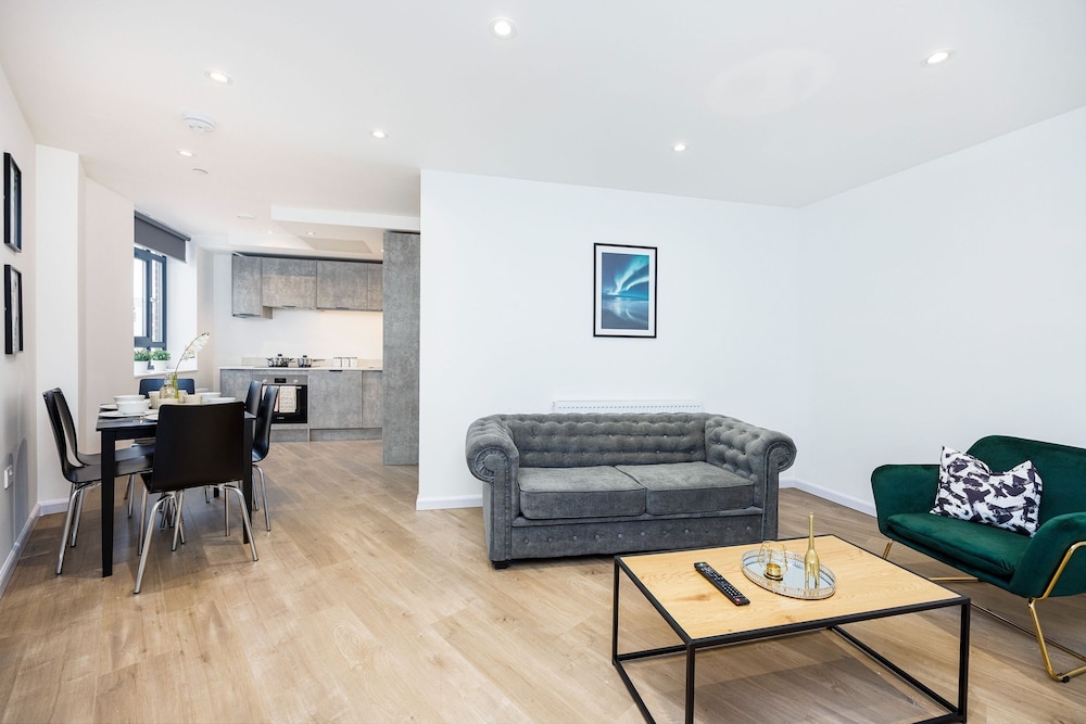 Modern 2 bed Flat in Town Centre - Free Wifi