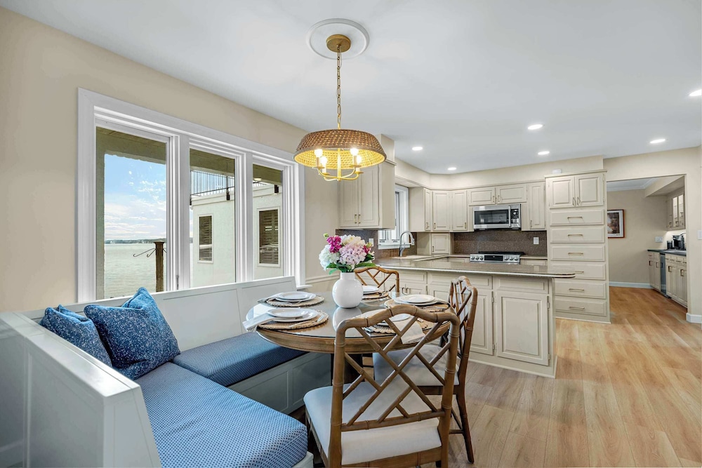 Panoramic Paradise - Lakefront Home for 15