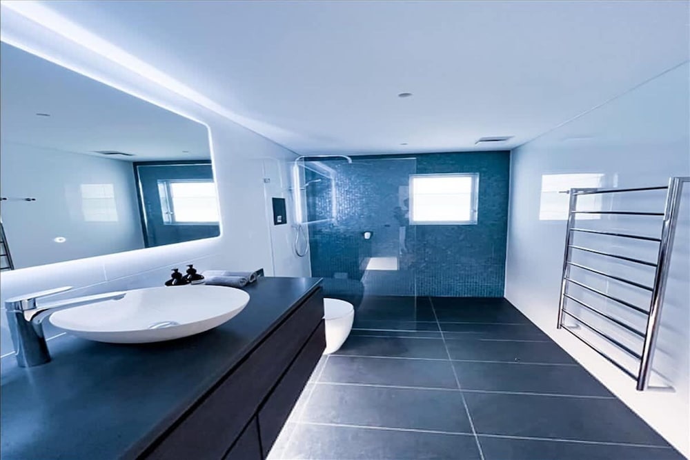 Ocean View Luxury 3 Bedroom Home With Balcony
