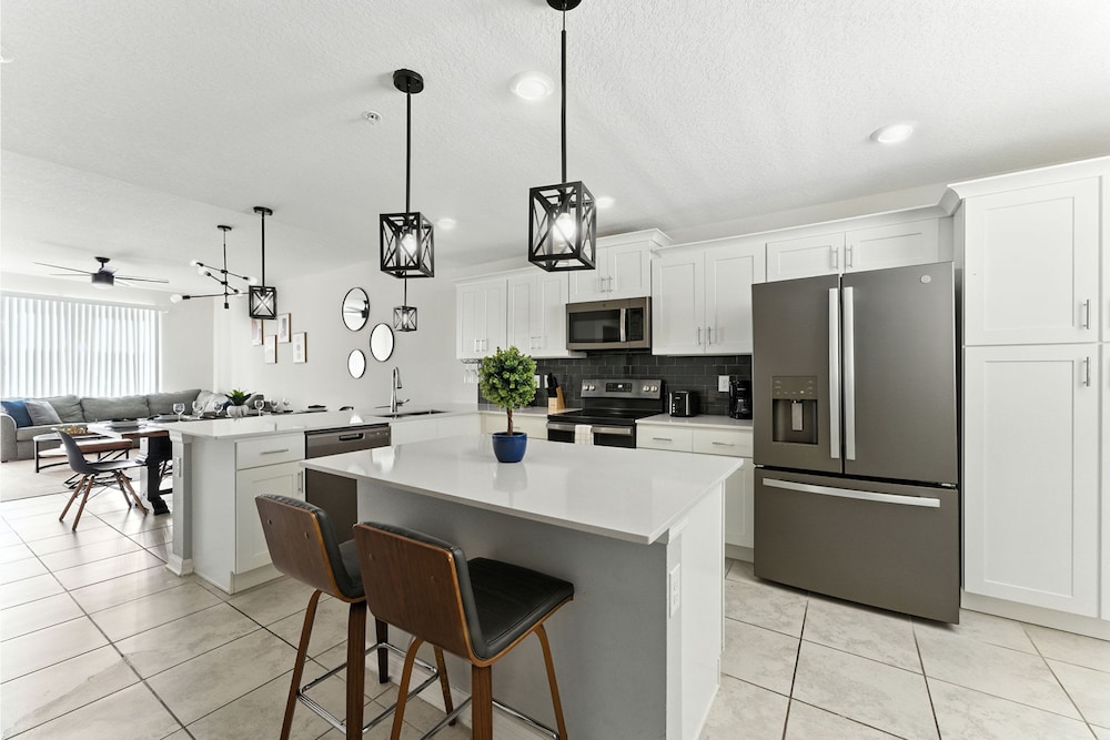 Elegant 2BR in Storey Lake Top Location