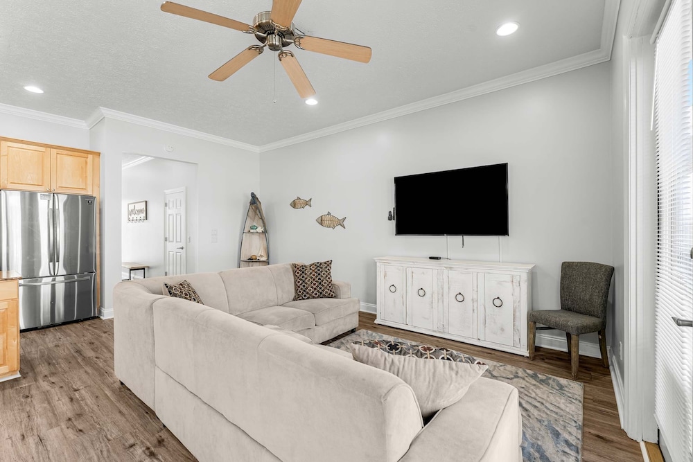Palm Breeze Retreat Sleeps 10!