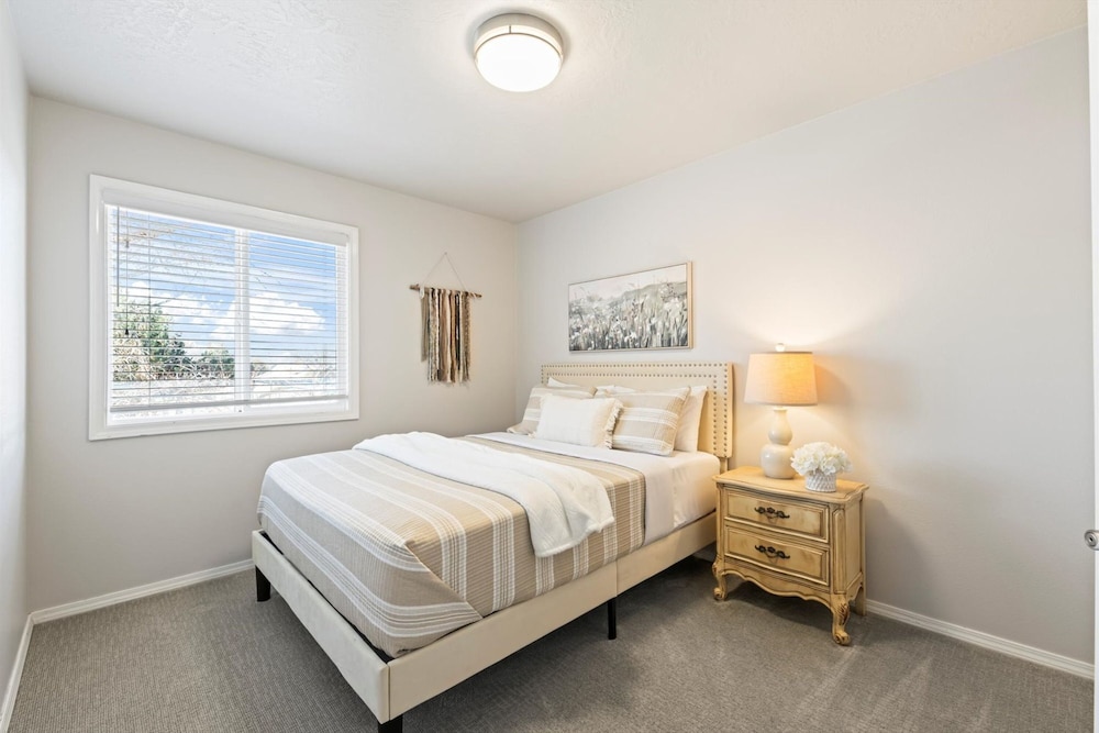 Cozy 5BR w Fire Pit BBQ Near Topgolf Fun