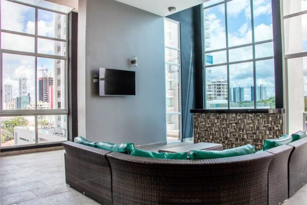 Diaphanous Urban Apartment