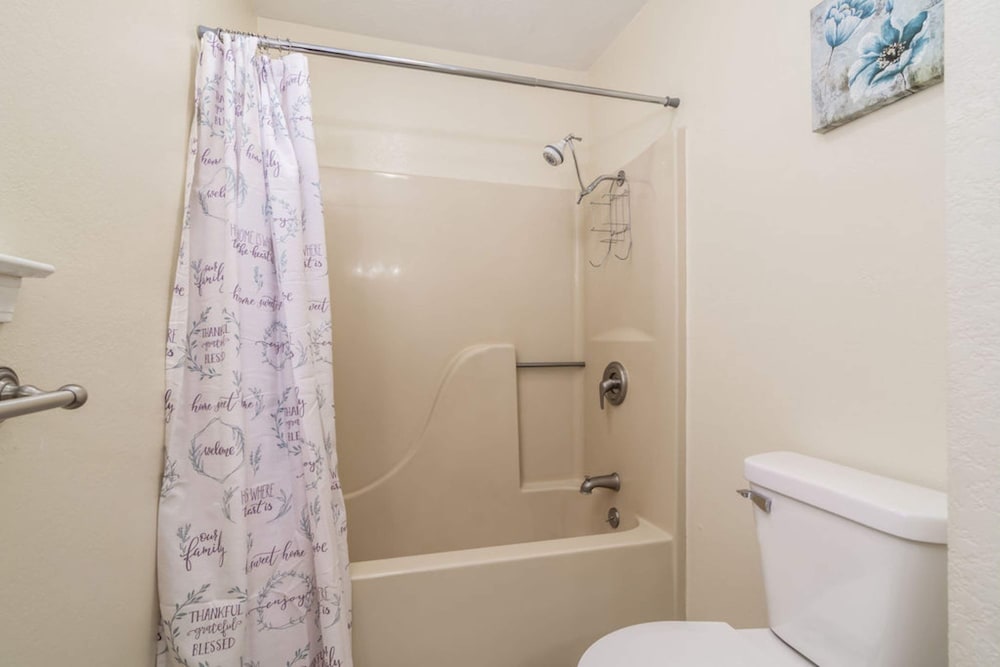 The Cozy Hideaway Stay for 6