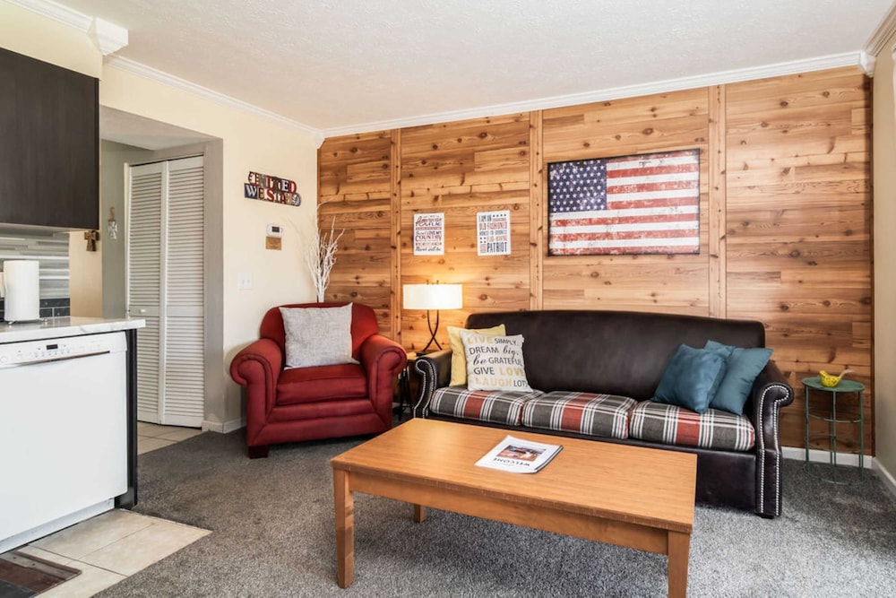 The Cozy Hideaway Stay for 6