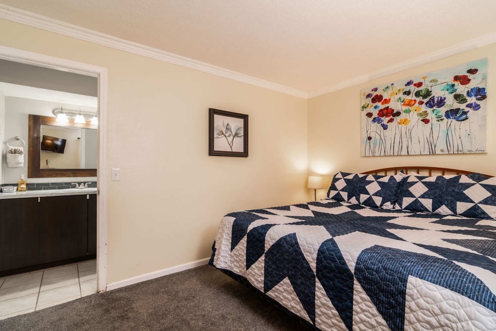 The Cozy Hideaway Stay for 6